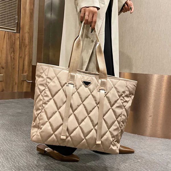 brand designer women's tote bags 2022 autumn winter new lady shoulder bag nylon handbags large capacity shopper bag 221106
brand designer women's tote bags 2022 autumn winter new lady shoulder bag nylon handbags large capacity shopper bag 221106