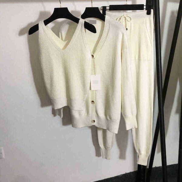 2021 autumn white/yellow/red/black/dark blue 3 pieces sets milan runway knitting pullovers cardigans pants women's tracksuits 72440, Gray
2021 autumn white/yellow/red/black/dark blue 3 pieces sets milan runway knitting pullovers cardigans pants women's tracksuits 72440, Gray