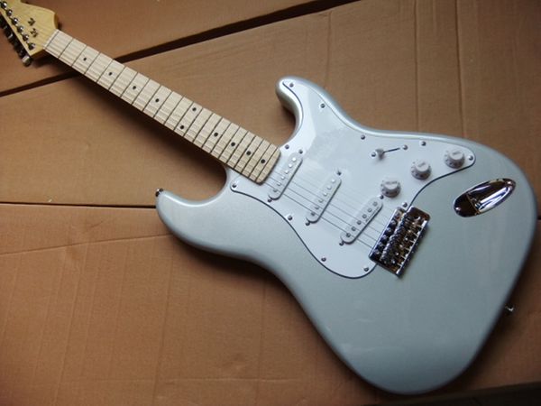 new arrival custom electric guitar with maple' fretboard gold hardware 3 pickups in silver gray 0718
new arrival custom electric guitar with maple' fretboard gold hardware 3 pickups in silver gray 0718