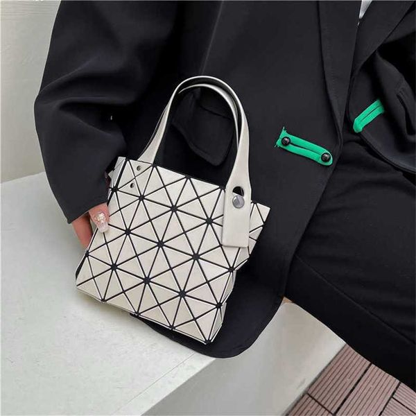 the new limited four compartment small square bag geometric diamond portable bag in the autumn of 2022 a trendy laser commuter handbag
the new limited four compartment small square bag geometric diamond portable bag in the autumn of 2022 a trendy laser commuter handbag