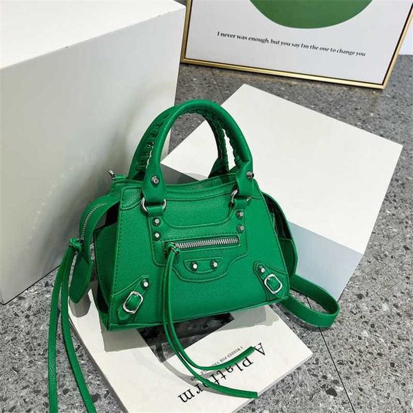 2022 autumn new high class handheld locomotive bag popular riveted one shoulder crossbody bag
2022 autumn new high class handheld locomotive bag popular riveted one shoulder crossbody bag