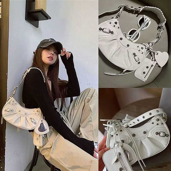 designer luxury womens bag balencigas handbag b-shaped paris single shoulder messenger fashion square gift shoulder oblique span versatile h
designer luxury womens bag balencigas handbag b-shaped paris single shoulder messenger fashion square gift shoulder oblique span versatile h