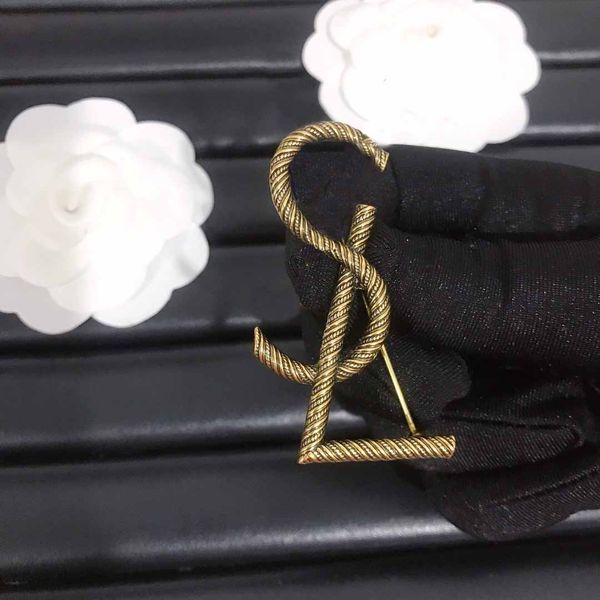 luxury designer jewelry mens womens pin brooches gold letters classic brand brooch suit party dress ornaments beautiful high-quality, Gray
luxury designer jewelry mens womens pin brooches gold letters classic brand brooch suit party dress ornaments beautiful high-quality, Gray
