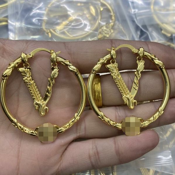 hiphop designed hoop exaggerated big round v letter earings banshee medusa portrait virtus stud 18k gold plated greece meander women jewelry, Golden;silver
hiphop designed hoop exaggerated big round v letter earings banshee medusa portrait virtus stud 18k gold plated greece meander women jewelry, Golden;silver