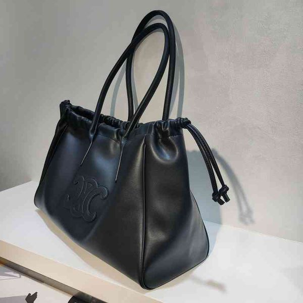 2022 new style drawcord belt mouth cowhide simple large capacity tote bag women's one shoulder portable cross body3
2022 new style drawcord belt mouth cowhide simple large capacity tote bag women's one shoulder portable cross body3
