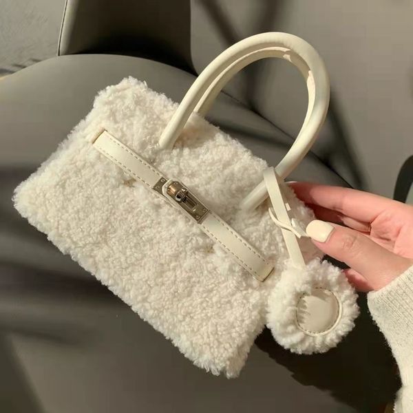 new autumn and winter hand bag female lamb wool senior sense plush handbag single shoulder crossbody bag
new autumn and winter hand bag female lamb wool senior sense plush handbag single shoulder crossbody bag
