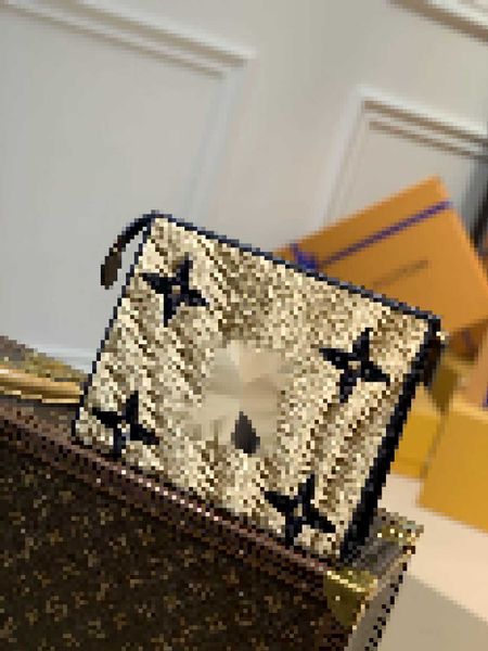 luxury brand designer cosmetic bags cases clutch bag toilet bag m80352 real leather handbag evening pouches 8r42, Black;white
luxury brand designer cosmetic bags cases clutch bag toilet bag m80352 real leather handbag evening pouches 8r42, Black;white