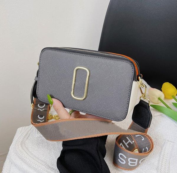 retail women bags new 2022 contrast color small square bag trend letter single shoulder messenger bag j0060, Black;red
retail women bags new 2022 contrast color small square bag trend letter single shoulder messenger bag j0060, Black;red