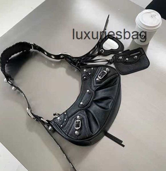 leather fashion lecagole balenicass biker bag 2022 motorcycle three in one niche high-end feeling crossbody crescent spice underarm
leather fashion lecagole balenicass biker bag 2022 motorcycle three in one niche high-end feeling crossbody crescent spice underarm