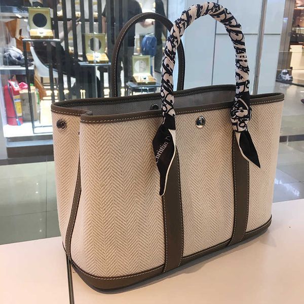 h bag fashion designer h erme bag 2022 new canvas with first layer cowhide women garden hand large capacity leather contrast one shoulder to
h bag fashion designer h erme bag 2022 new canvas with first layer cowhide women garden hand large capacity leather contrast one shoulder to