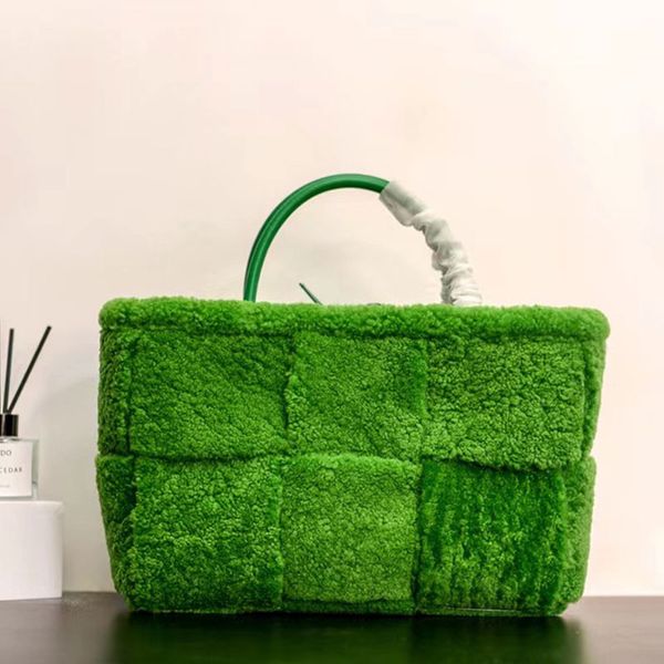 33cm arco wool lamb tote bag women fashion weave handbags shopping bags leather handle brand letters large capacity pocket solid color
33cm arco wool lamb tote bag women fashion weave handbags shopping bags leather handle brand letters large capacity pocket solid color