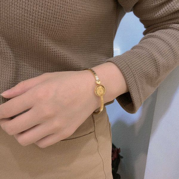 new style bracelets women bangle luxury designer letter jewelry 18k gold plated stainless steel wedding lovers gift bangles wholesale s282, Black
new style bracelets women bangle luxury designer letter jewelry 18k gold plated stainless steel wedding lovers gift bangles wholesale s282, Black