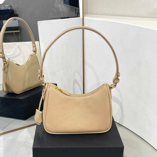 2022 new hobo full leather underarm bag cross grain microfiber leather with small tag key chain
2022 new hobo full leather underarm bag cross grain microfiber leather with small tag key chain