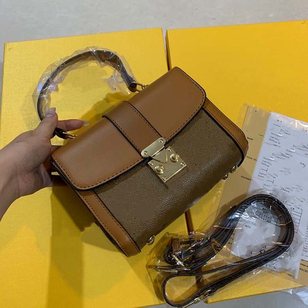 new portable messenger one shoulder messenger bag fashion handbag can be matched at will
new portable messenger one shoulder messenger bag fashion handbag can be matched at will