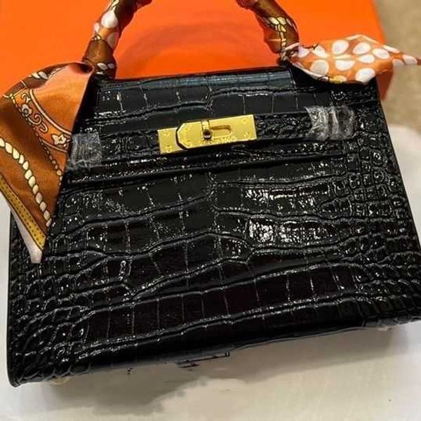 aher max handheld herme designer bags autumn and winter durable one shoulder messenger with box silk scarf pendant size 20cm crocodile patte
aher max handheld herme designer bags autumn and winter durable one shoulder messenger with box silk scarf pendant size 20cm crocodile patte