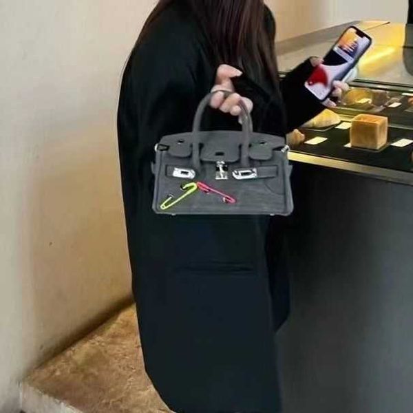 original designer handheld h home designer bags 2023 new niche design spoof washed denim one shoulder cross body portable canvas
original designer handheld h home designer bags 2023 new niche design spoof washed denim one shoulder cross body portable canvas