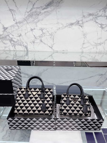 designer shoulder bags woman handbags two-color stitching messenger fashion crossbody bag purse knitted cross print large capacity black
designer shoulder bags woman handbags two-color stitching messenger fashion crossbody bag purse knitted cross print large capacity black