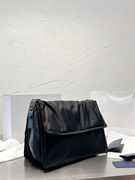 double-sided split messenger bags winter 2022 fashion designer shoulder bag luxury handbag men and women crossbody bag flip purse nylon
double-sided split messenger bags winter 2022 fashion designer shoulder bag luxury handbag men and women crossbody bag flip purse nylon