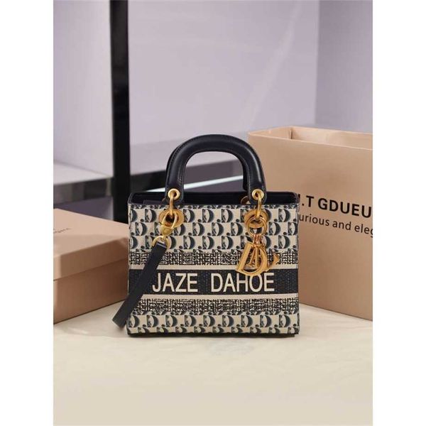 light luxury women's new printed hand high sense of fashion versatile one shoulder messenger bag bag
light luxury women's new printed hand high sense of fashion versatile one shoulder messenger bag bag