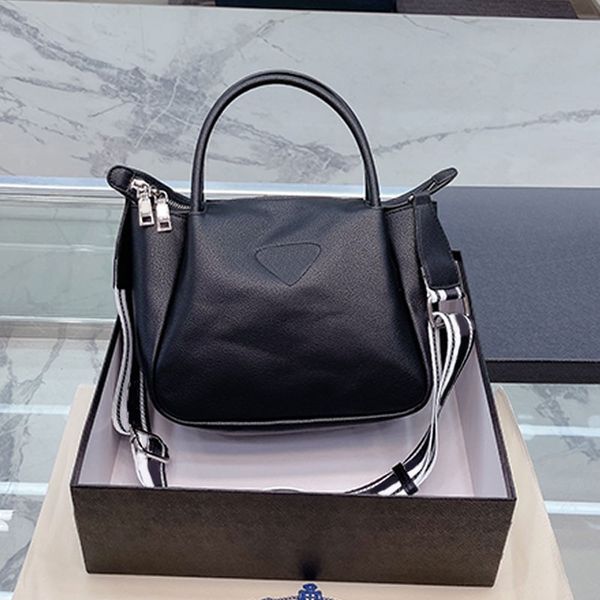 women triangle label shopping bags luxury designer brands waterproof leisure travel bag large capacity nylon mommy tote ladies shoulder bag
women triangle label shopping bags luxury designer brands waterproof leisure travel bag large capacity nylon mommy tote ladies shoulder bag
