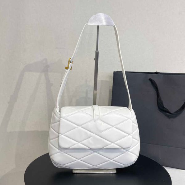 2022 luxury designer quilted underarm bag diamond pattern lambskin all-match fashion
2022 luxury designer quilted underarm bag diamond pattern lambskin all-match fashion