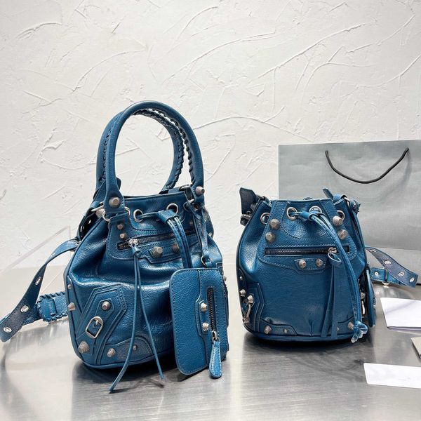 le cagole luxury designer le cagole cowhide motorcycle bucket bag pleated purse women's fashion clutch women's crossbody bag l3e1
le cagole luxury designer le cagole cowhide motorcycle bucket bag pleated purse women's fashion clutch women's crossbody bag l3e1
