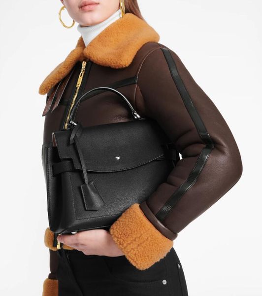 lockme ever bb bags rose trianon purse light khaki handbag luxury cross body shoulder tote women lock me plait chain mini cover hobo m20997
lockme ever bb bags rose trianon purse light khaki handbag luxury cross body shoulder tote women lock me plait chain mini cover hobo m20997