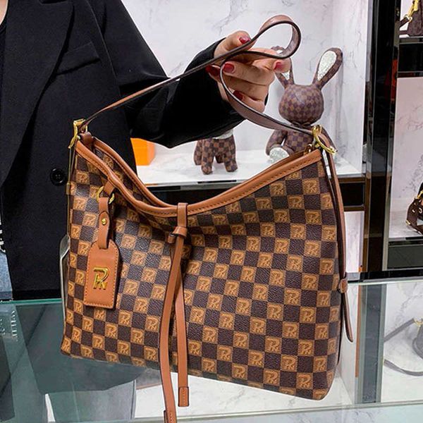 hand one shoulder 2022 autumn and winter fashion trend old flower tray special simple texture large capacity commuter bag
hand one shoulder 2022 autumn and winter fashion trend old flower tray special simple texture large capacity commuter bag