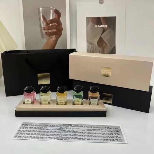 men luxury brand women perfume set 7.5ml with 5pcs long lasting good smell jasmine rose gardenia scent parfum fragrance 5 in 1 kit fast ship
men luxury brand women perfume set 7.5ml with 5pcs long lasting good smell jasmine rose gardenia scent parfum fragrance 5 in 1 kit fast ship