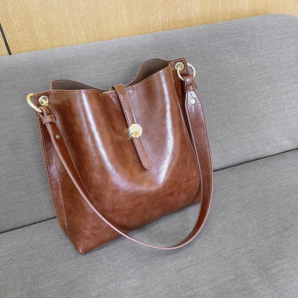handbag 2022 autumn simple fashion large capacity bucket advanced casual single shoulder oblique straddle bag
handbag 2022 autumn simple fashion large capacity bucket advanced casual single shoulder oblique straddle bag