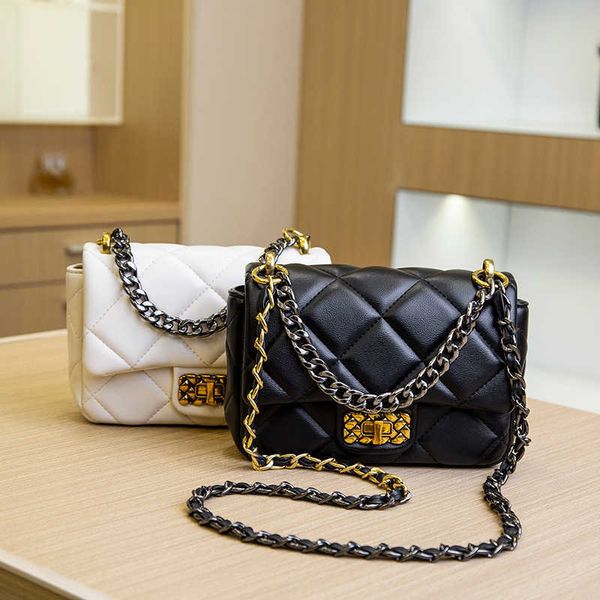 hand advanced feeling lock chain live broadcast women's color blocking small square high grade bag
hand advanced feeling lock chain live broadcast women's color blocking small square high grade bag