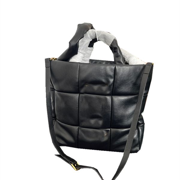 2022women's shoulder bag solid color designer chain tote bag large capacity portable 
2022women's shoulder bag solid color designer chain tote bag large capacity portable