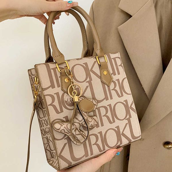 2022 luxury old flower texture handbag fashionable western style versatile one shoulder crossbody premium tote bag
2022 luxury old flower texture handbag fashionable western style versatile one shoulder crossbody premium tote bag