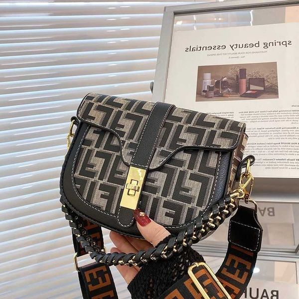 new bag women's street pu sling single shoulder diagonal span portable small round buckle handbags premium
new bag women's street pu sling single shoulder diagonal span portable small round buckle handbags premium