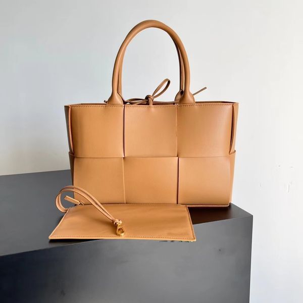 handbag women's boutique designer's mother and child bags is made of lambskin hand woven two-color splicing leather tote bag large
handbag women's boutique designer's mother and child bags is made of lambskin hand woven two-color splicing leather tote bag large