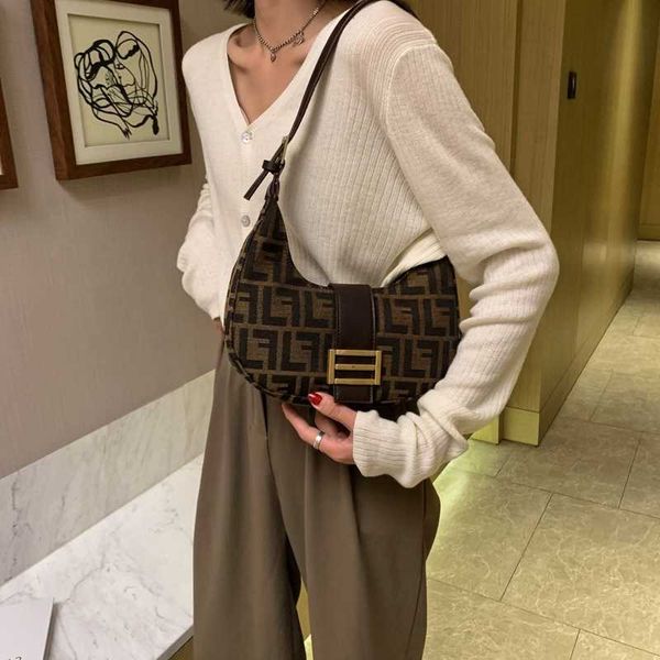 designer new fashion french stick saddle versatile armpit sling single shoulder messenger bag canvas women's bag handbags outlet
designer new fashion french stick saddle versatile armpit sling single shoulder messenger bag canvas women's bag handbags outlet
