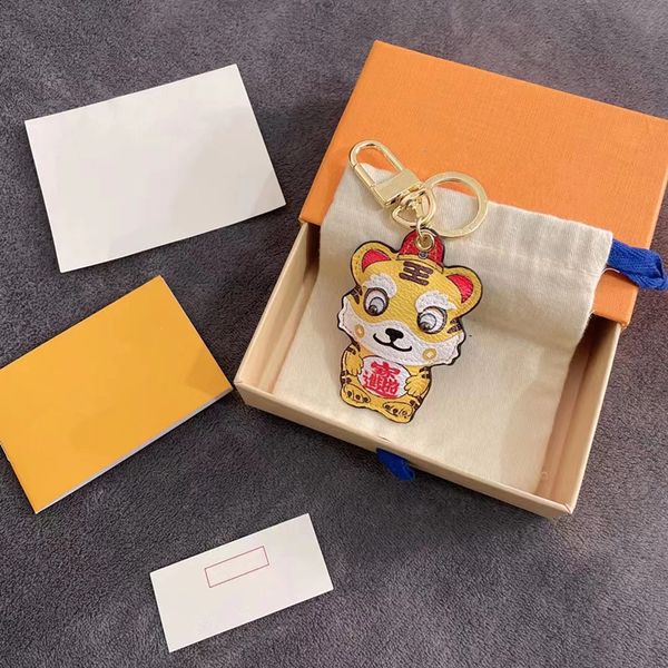 2021 keychain key chain buckle lovers car keychain handmade leather keychains men women bags pendant accessories tiger design with box and d, Silver
2021 keychain key chain buckle lovers car keychain handmade leather keychains men women bags pendant accessories tiger design with box and d, Silver