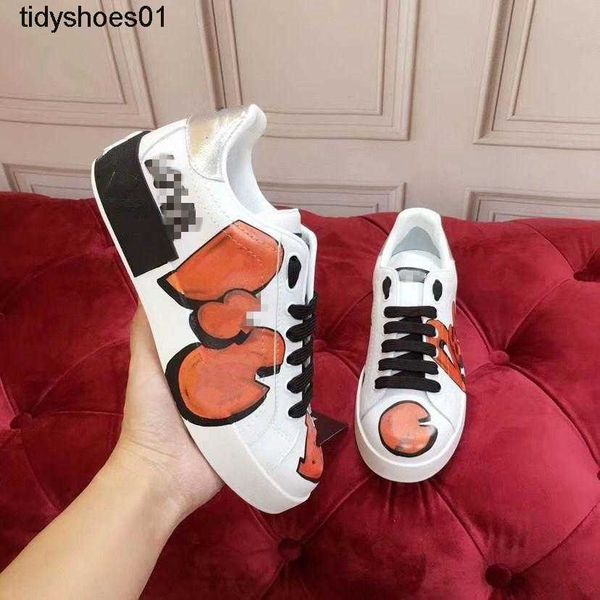2021the man arrival casual shoes white black red fashion mens women leather breathable shoes open low sports sn valentinoe''valent
2021the man arrival casual shoes white black red fashion mens women leather breathable shoes open low sports sn valentinoe''valent