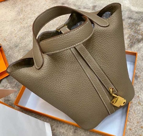2023 new vegetable basket leather bucket lychee pattern head layer commuter versatile high-class hand
2023 new vegetable basket leather bucket lychee pattern head layer commuter versatile high-class hand