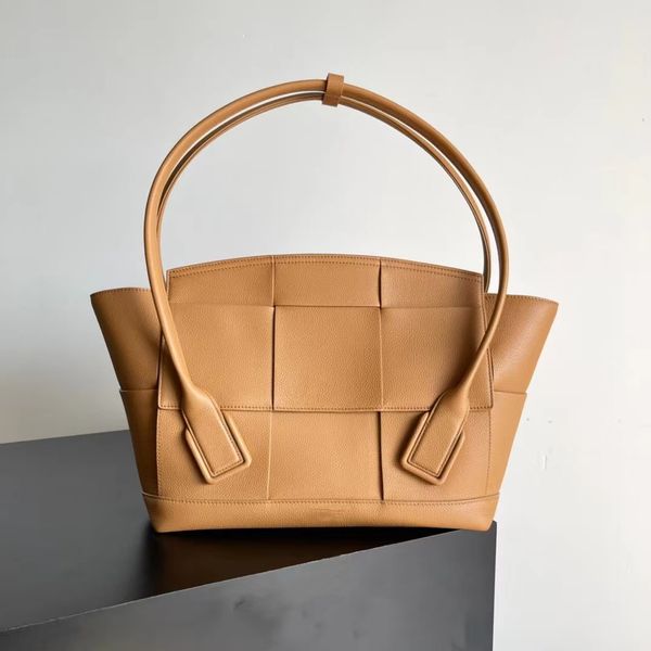 handbag women's boutique luxury designer uses imported calfskin to make high-capacity shopping bag leisure armpit bag size 32x48x12cm
handbag women's boutique luxury designer uses imported calfskin to make high-capacity shopping bag leisure armpit bag size 32x48x12cm