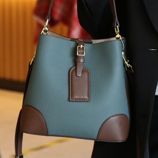 new fashion large capacity bucket bag one shoulder crossbody bag women's luxury handbag suitable for various pairs # 9220
new fashion large capacity bucket bag one shoulder crossbody bag women's luxury handbag suitable for various pairs # 9220