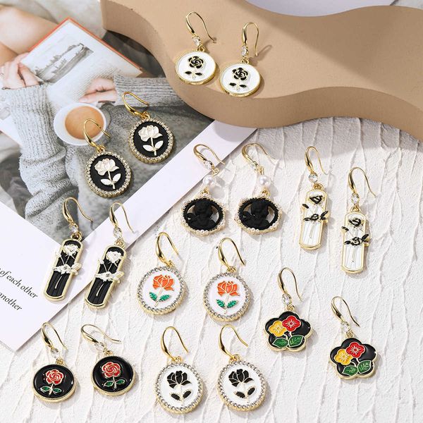 flower charm earrings french minority black and white small fragrant temperament zircon earrings, Golden
flower charm earrings french minority black and white small fragrant temperament zircon earrings, Golden