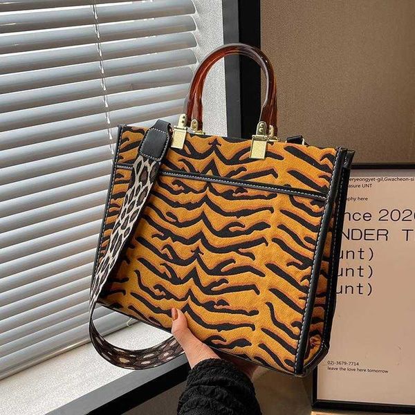 handbag autumn and winter large capacity 2022 women's versatile commuter shoulder crossbody handheld tote bag
handbag autumn and winter large capacity 2022 women's versatile commuter shoulder crossbody handheld tote bag