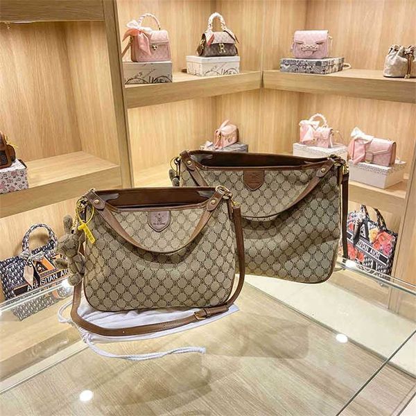 purses popular bag women's autumn and winter new high-capacity tote soft leather flower messenger bag is versatile
purses popular bag women's autumn and winter new high-capacity tote soft leather flower messenger bag is versatile