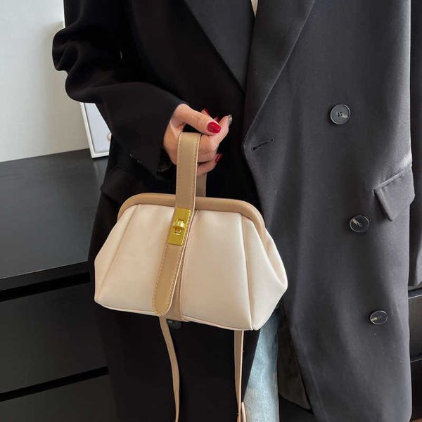 hand korean urban simple color contrast clip texture fashion hand-held bag style trend versatile one shoulder messenger bag
hand korean urban simple color contrast clip texture fashion hand-held bag style trend versatile one shoulder messenger bag