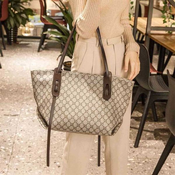 carlo daisy large capacity new elegant contrast printed tote bag bag women's shoulder designer handbags
carlo daisy large capacity new elegant contrast printed tote bag bag women's shoulder designer handbags