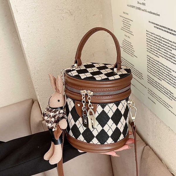 handbag versatile lingge handbag 2022 fashion single shoulder messenger foreign style niche design bucket bag
handbag versatile lingge handbag 2022 fashion single shoulder messenger foreign style niche design bucket bag
