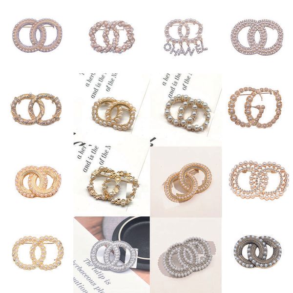Classic Double Letters Crystal Pearl Pin Brooches Luxury Designer Men Women Gold Silver Plated Jewelry for for Suit Dress Cape Buckle Pins Party Gift Wholesale
Classic Double Letters Crystal Pearl Pin Brooches Luxury Designer Men Women Gold Silver Plated Jewelry for for Suit Dress Cape Buckle Pins Party Gift Wholesale
