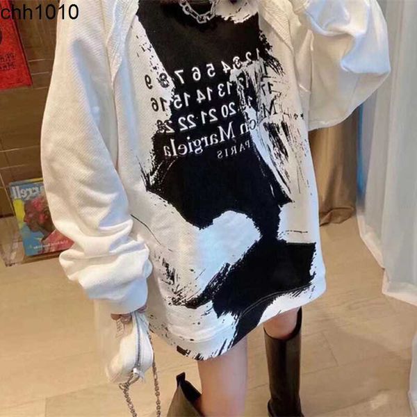 designer 22s autumn and winter new mm6 margiela majella speckle letter black and white stitch hoodie long sleeve fashion
designer 22s autumn and winter new mm6 margiela majella speckle letter black and white stitch hoodie long sleeve fashion