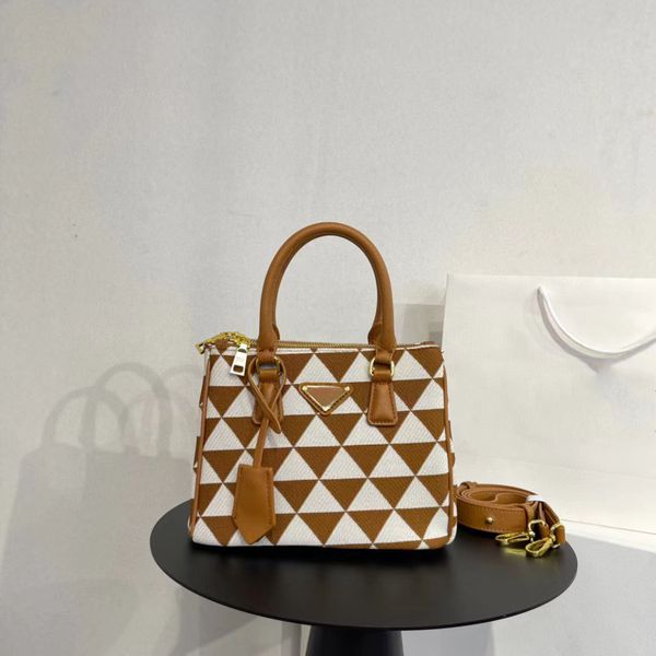 luxurys designer women handbag tote bag triangle symbole jacquard fabric handbags totes designers shoulder bags shopping bags
luxurys designer women handbag tote bag triangle symbole jacquard fabric handbags totes designers shoulder bags shopping bags